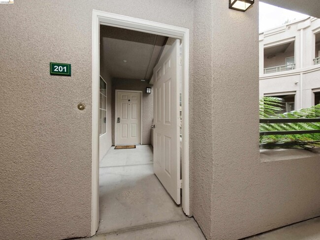 Building Photo - 220 Caldecott Ln