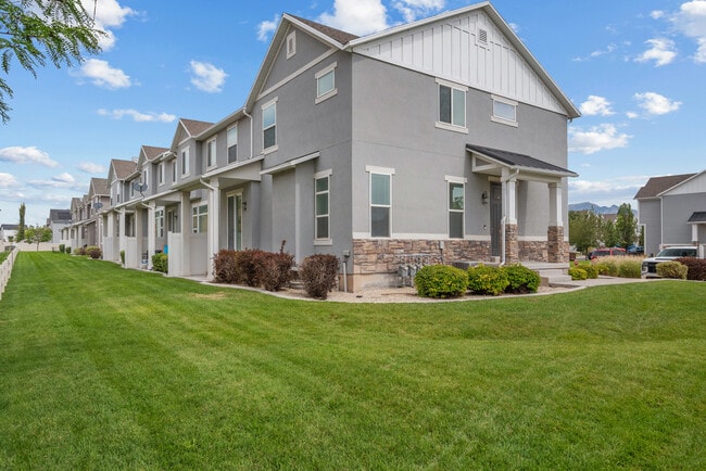 Building Photo - 1547 N August Dr