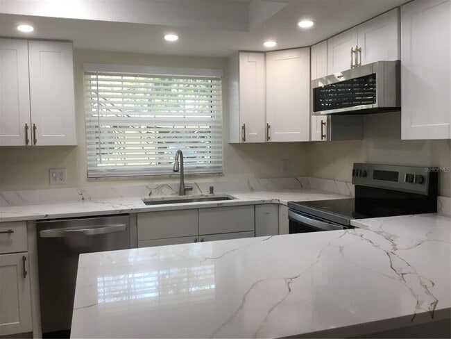 Building Photo - 44 Country Club Dr