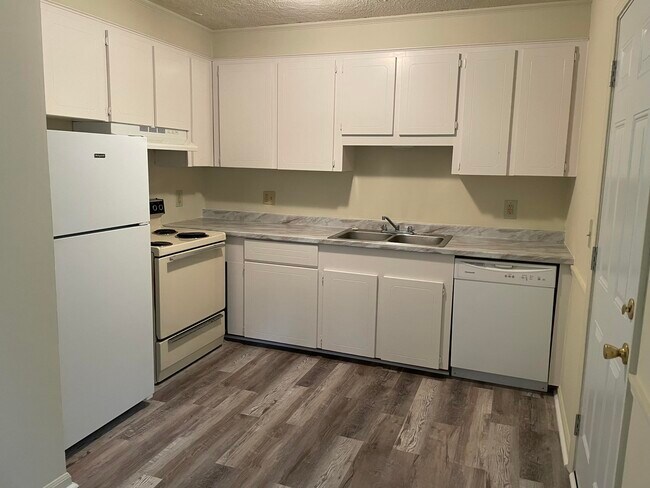 Foto del edificio - 5049 Southeastern Ln