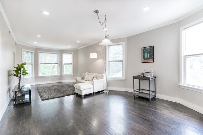 Foto del edificio - 2310 N Kenneth Ave