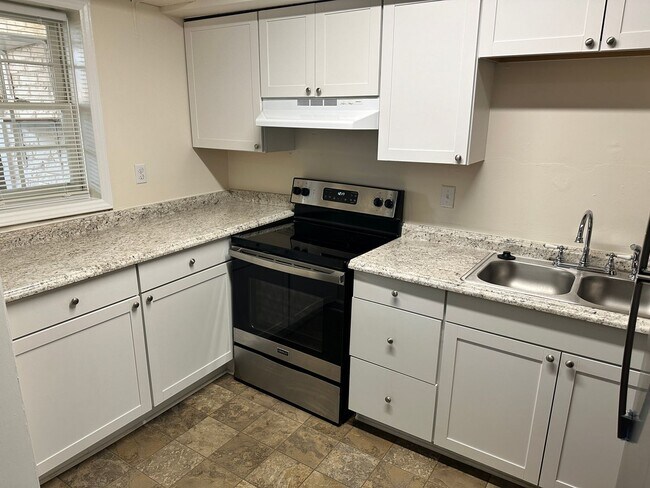 Foto del edificio - Updated Two Bedroom Condo in Cotswold!