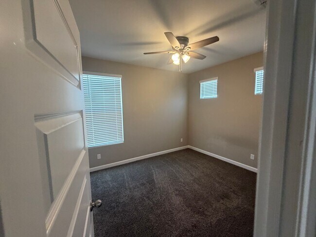Foto del edificio - 40946 W Hillman Dr