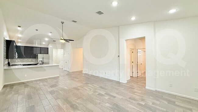Building Photo - 5420 W Desert Hollow Dr