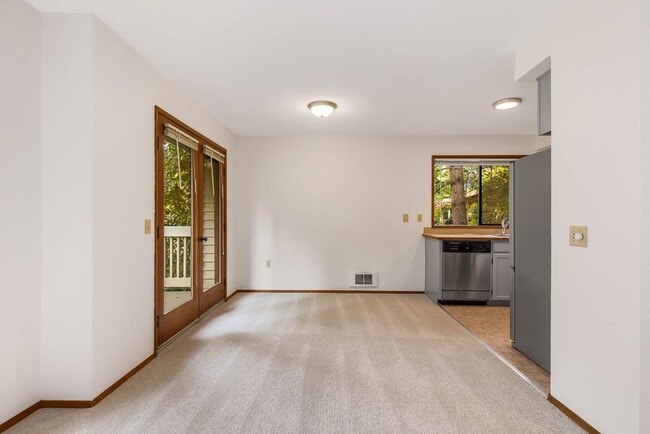 Building Photo - Beautifully Updated 2-Bedroom, 2-Bath Condo Near Downtown Kirkland