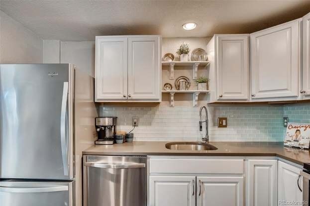 Building Photo - Charming 2 Bed/2 Bath Sunnyside Home