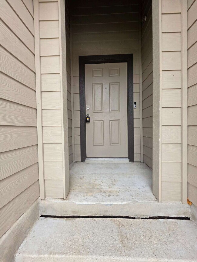 Building Photo - Ready Now – Freshly Painted & Move-In Ready!