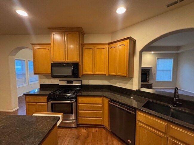 Building Photo - 3 BR + BONUS ROOM IN DESIREABLE SOUTHEAST MEDFORD