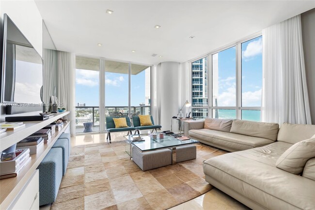 Foto del edificio - 100 S Pointe Dr