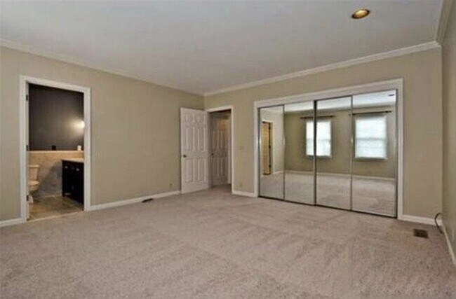 Building Photo - 105 Saint Charles Pl