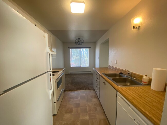 Building Photo - 1 bedroom, 1 bathroom upstairs unit
