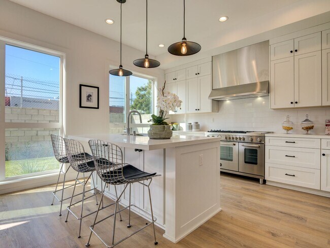 Foto del edificio - Fantastic 2 Story Farm House style Home wi...