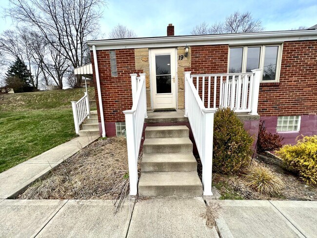 Foto del edificio - Coraopolis - 3 Bedroom, 1 Bath - Charming ...