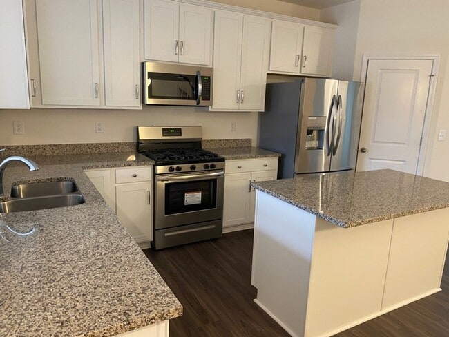Building Photo - Townhome with 3 BR/2.5BA one car garage lo...
