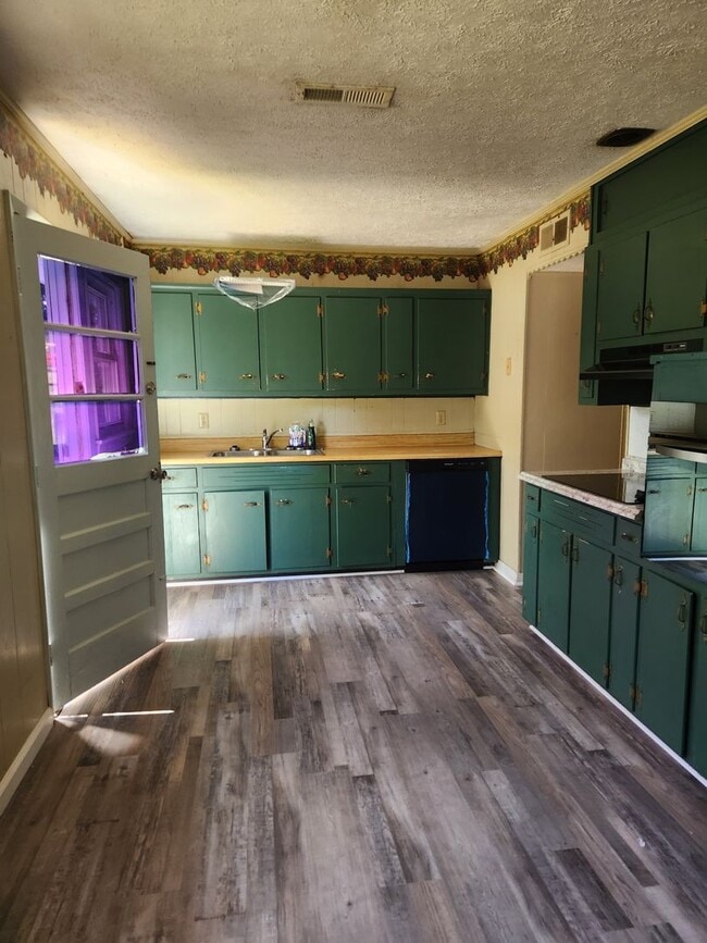 Foto del edificio - 5 Bedroom 2 bath with basement