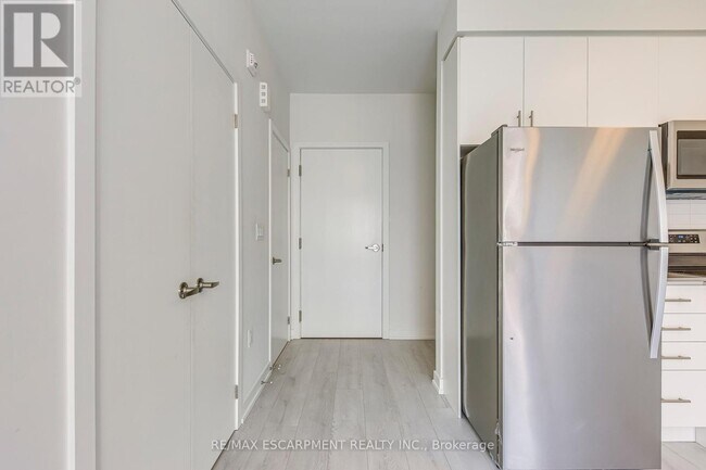 Building Photo - 3550-3550 Colonial Dr