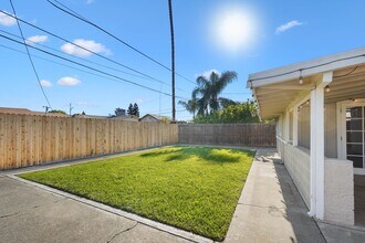 Building Photo - 520 McKnight Ln