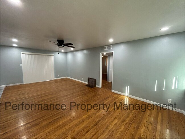 Foto del edificio - Cute 2 Bed/1 Bath Home in SW Bakersfield w/ RBP & $0 Deposit Option