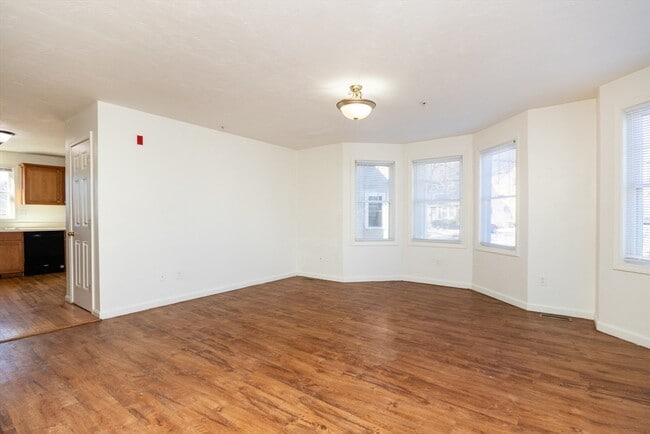 Building Photo - 19 Oakwood St