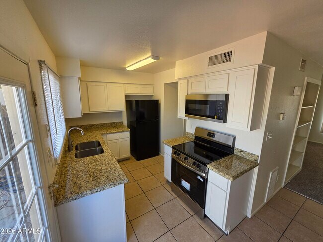 Building Photo - 731 E Vaughn Dr