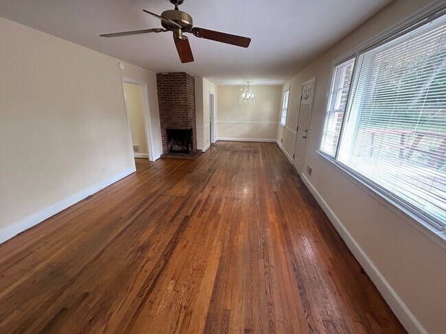 Foto del edificio - 4534 Oakwood Dr