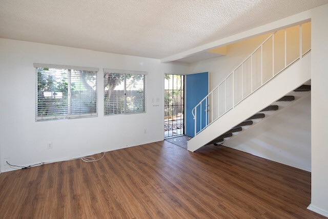 Building Photo - 2BR Townhouse in Pacific Beach with W/D, P...