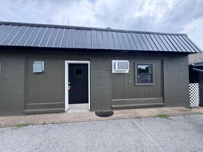 Building Photo - 904 Coldwater Rd