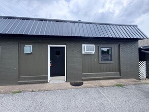 Building Photo - 904 Coldwater Rd