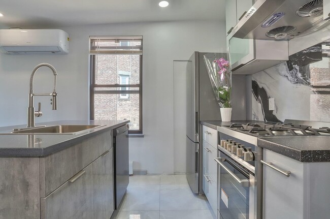 Building Photo - 232 1st St