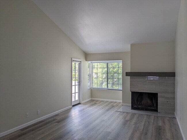 Foto del edificio - 4084 Crystal Dawn Ln