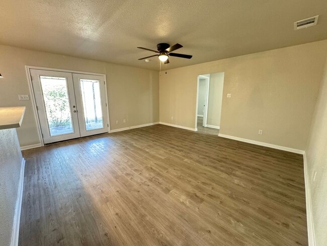 Building Photo - 1001 Ronstan Dr