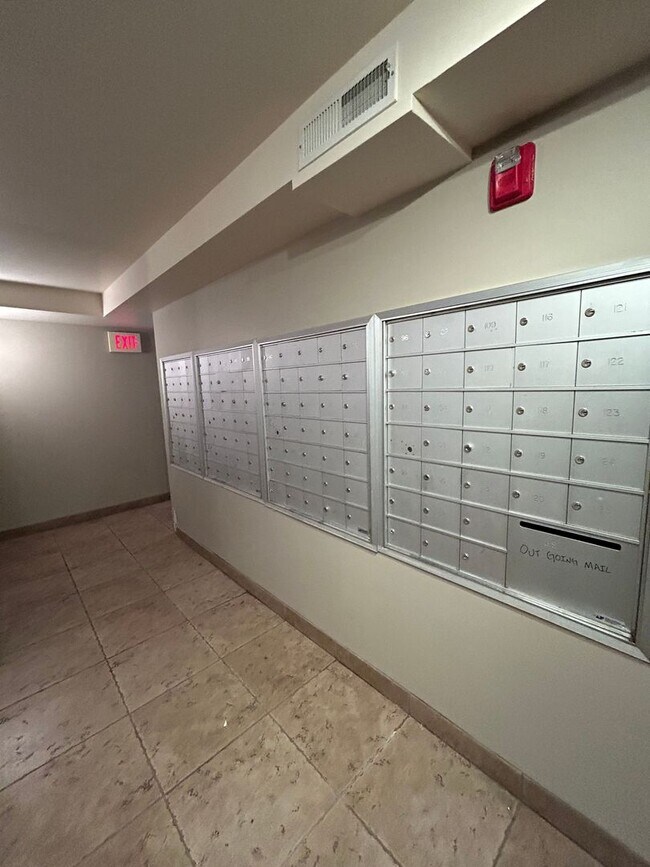 Foto del edificio - Spacious Downtown 3 bedroom with updates. ...