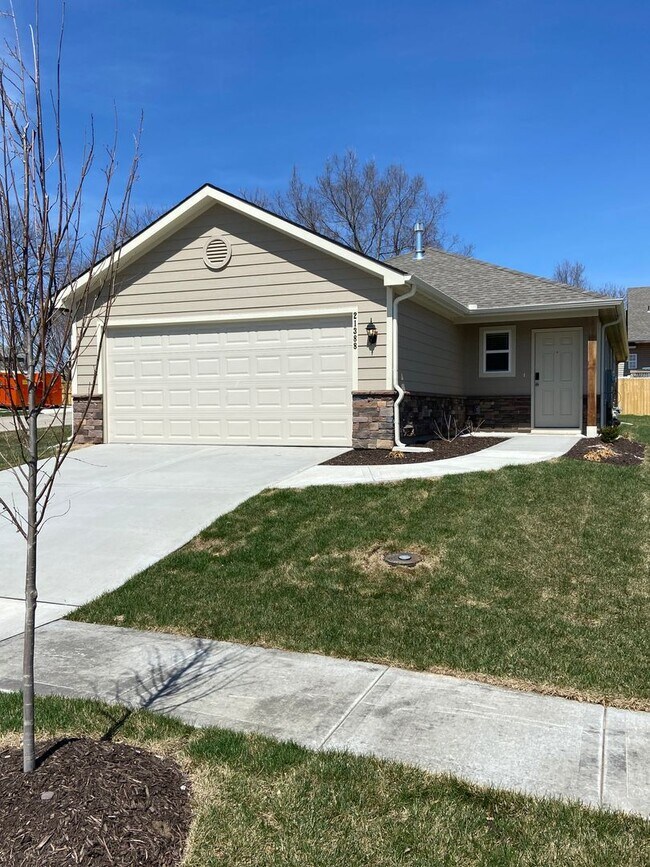 Building Photo - *Pre-leasing* Four Bedroom | Two Bath Home...