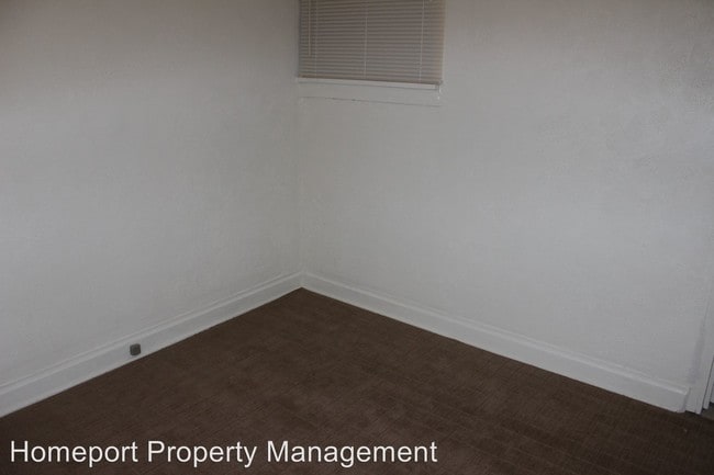 Building Photo - 451 SW Twin Oaks Cir