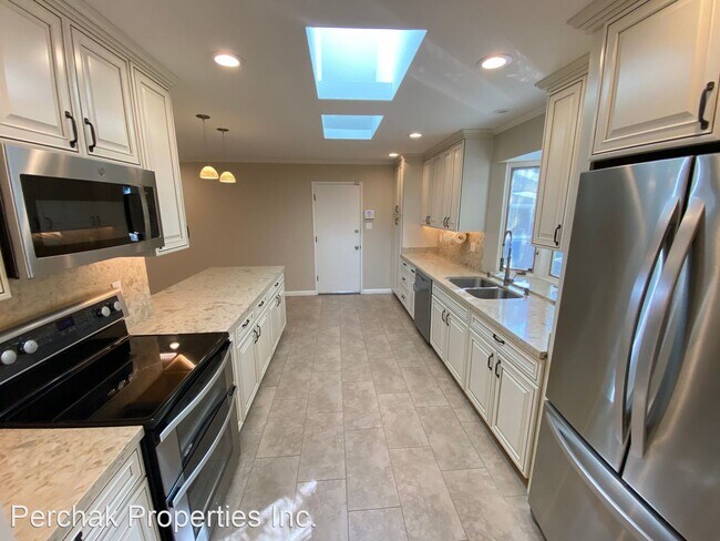 Building Photo - 3 br, 2 bath House - 330 Pickering Place