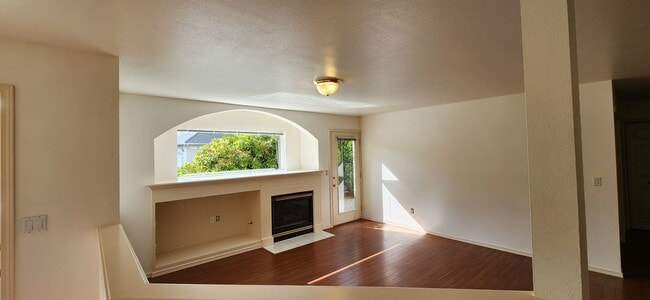 Building Photo - Refreshed 2 bed 2 bath Everett Condo $2099...