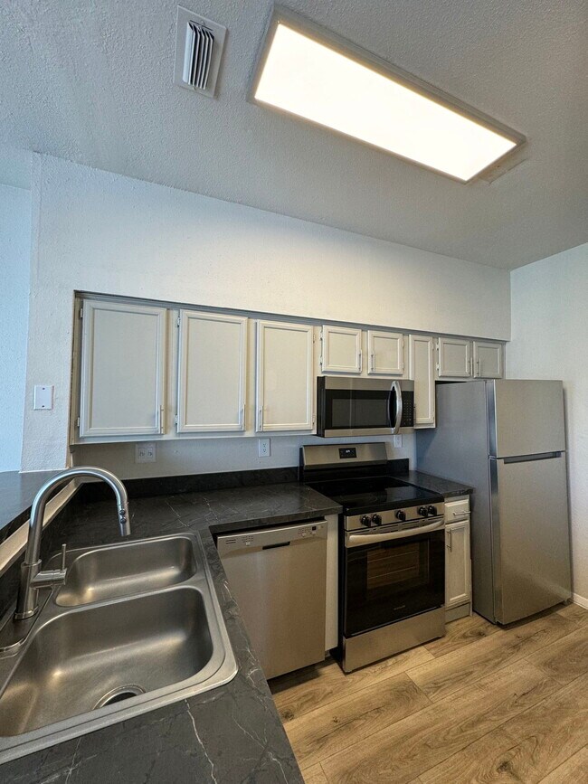 Building Photo - 5136 Ledgestone Dr