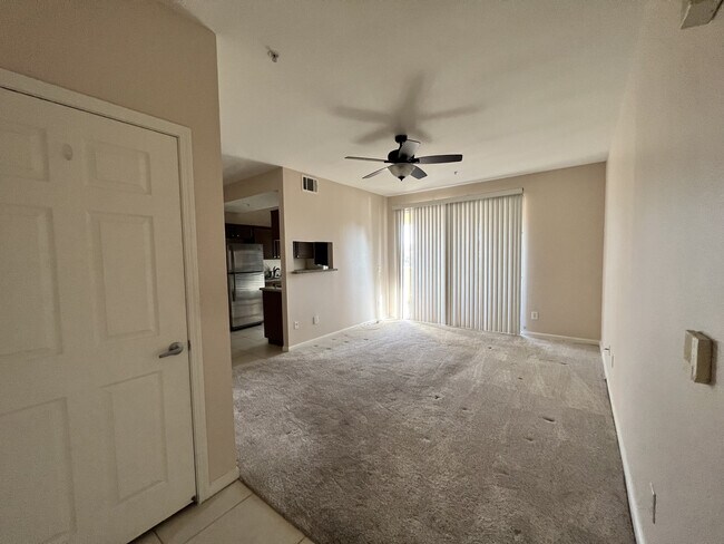 Entrada / Sala de estar - 375 Central Ave