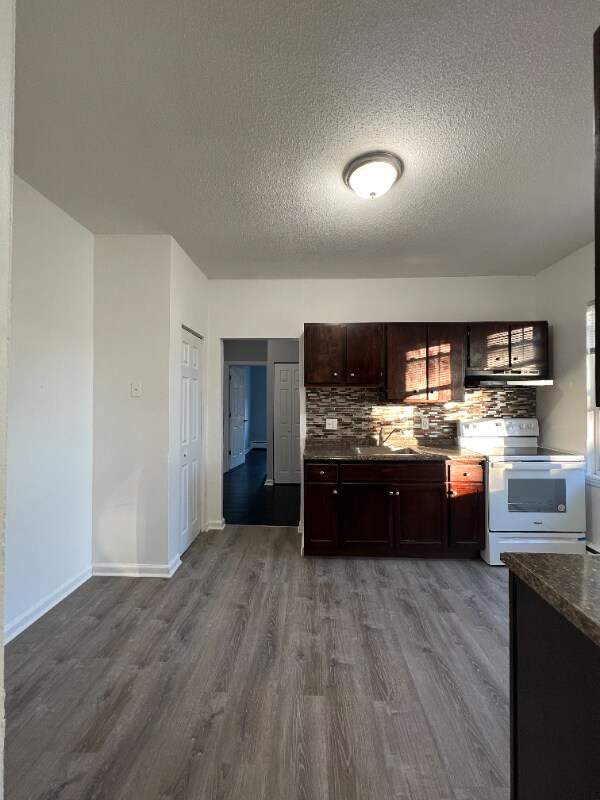 313 Garden St Unit 3rd floor, Hartford, CT 06112 Room for Rent in