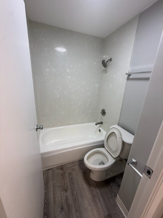 Building Photo - Sunny 2-Bed in Honolulu with Pool, BBQ Area, and Covered Parking - Close to UH-Manoa