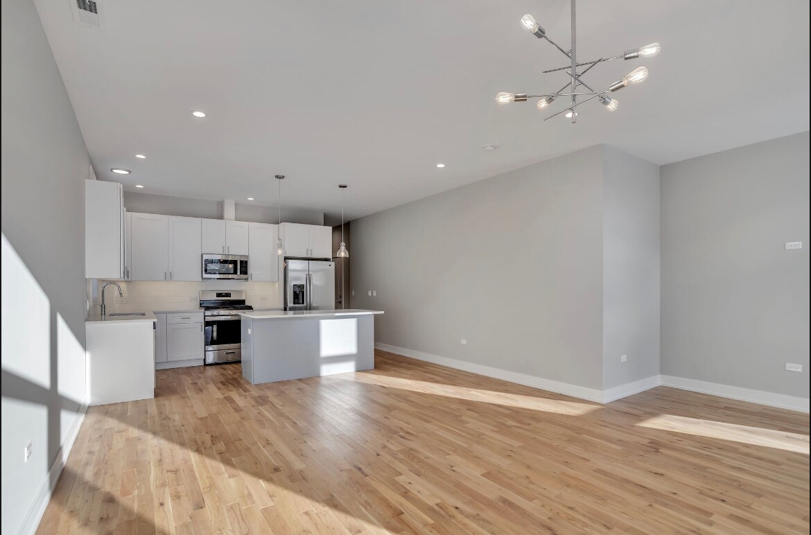 Kitchen area - 3759 S Lake Park Ave