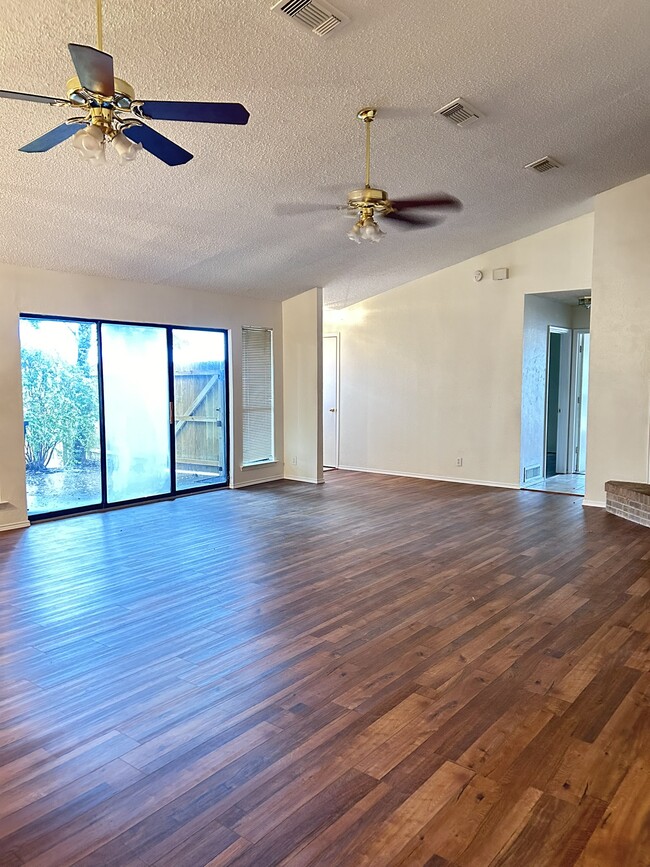 Building Photo - 2200 Canterbury Ct