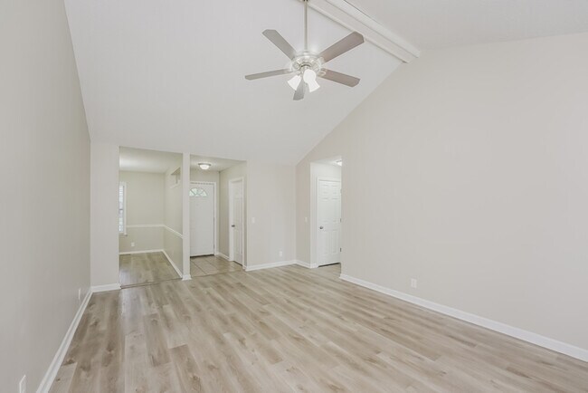 Foto del edificio - 5040 Trailwater Dr
