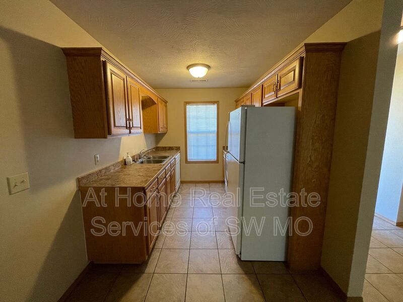 Building Photo - 1096 N Westwood Ave