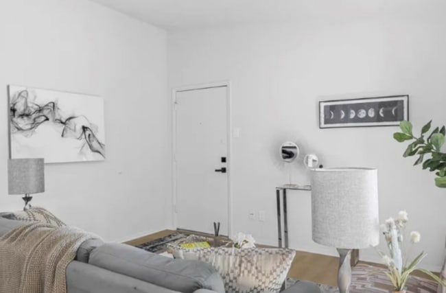 Building Photo - 2627 Douglas Ave