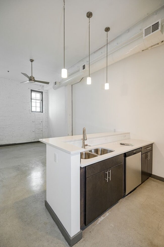Foto del edificio - Downstairs Flat by Bike Rack with Washer &...