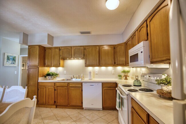 Foto del edificio - Annual Furnished Second Floor Condo on Ven...