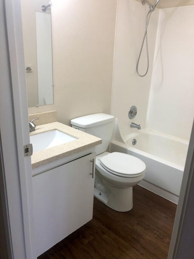 Building Photo - Wallingford Apartmjents