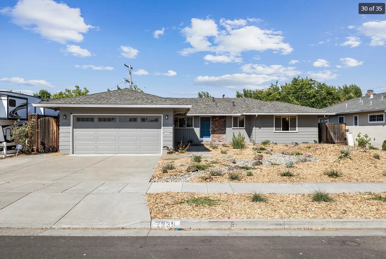 Foto principal - Light and Bright 3 Bedroom/ 2 Bath Home on...