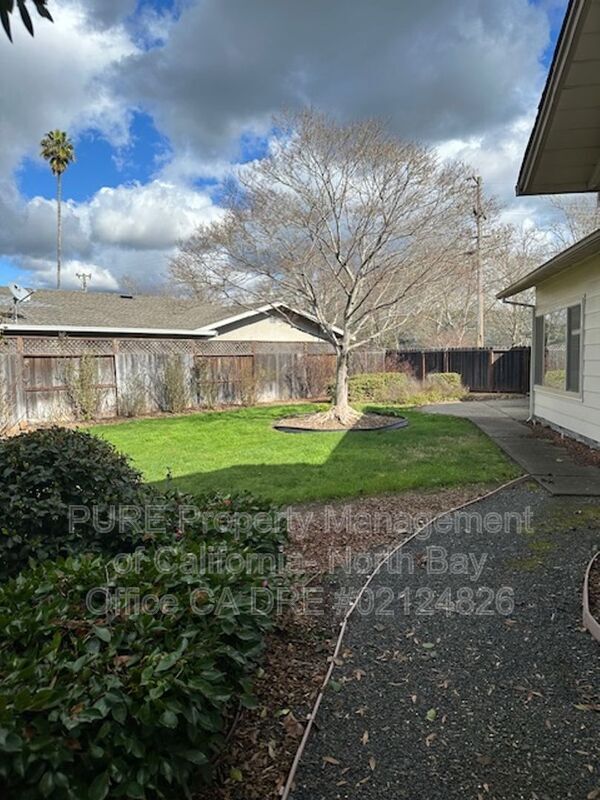 Building Photo - 3725 Evergreen Rd